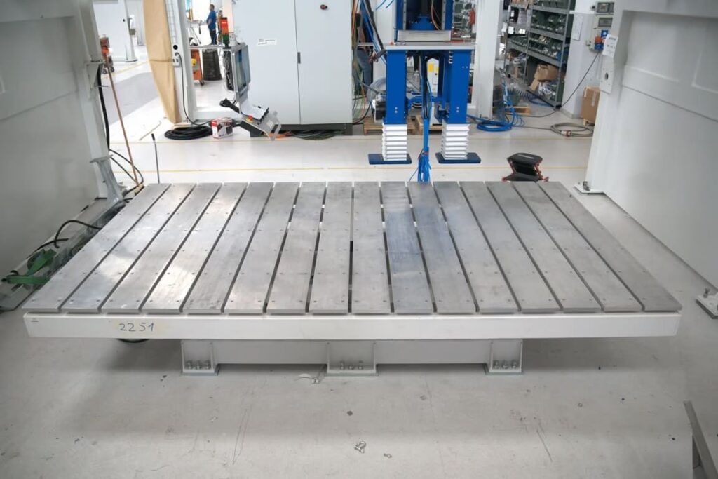 Fixed workbench with aluminium top